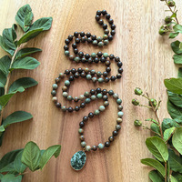 Giok Hijau, Mala Bronzite, Liontin Batu Hijau, Hadiah JapaMala, Kalung Meditasi 108 Simpul Tangan, Perhiasan Yoga, Kristal Penyembuhan