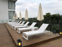 Chaise de plage pliable moderne et durable avec design imperméable pour une utilisation en extérieur à la plage, à la piscine et dans les hôtels