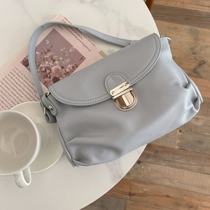 Sac sous le bras pour femme en cuir souple, bandoulière avec serrure antivol, usage quotidien, bleu brume, noir, blanc - Product Image 2