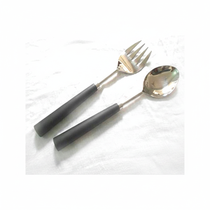Service à salade en acier inoxydable avec résine noire, manche rond fait à la main, aspect royal, cuillère et fourchette pour serveur à salade - Product Image 1
