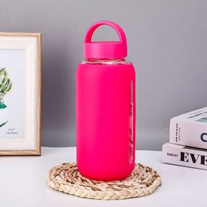 Bouteille d'eau en verre borosilicate incassable résistante à la chaleur 600ml 800ml avec manchon en silicone et couvercle à paille pour le sport - Product Image 4