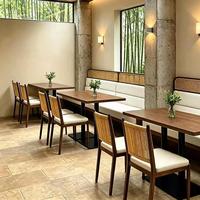 Ensemble de salle à manger inspiré de la nature, style rétraite en montagne, combinaison de banquettes et de tables de café commerciales