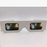 Arbre de Noël populaire affichant des lunettes en papier à porter pendant la saison des fêtes