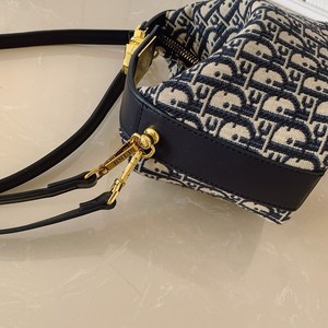 Bolso de mano de material PU con patrón geométrico de estilo retro. Tiene un cierre de cremallera. Es adecuado para uso diario. - Product Image 5