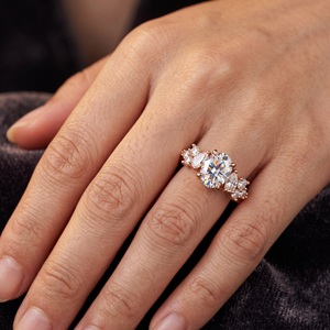 แหวนเพชรทรงรียอดนิยม สี D เพชรเลี้ยงในห้องปฏิบัติการ ทองคำขาว 14K แหวนเพชร 3 เม็ด แหวนหมั้นดีไซน์พิเศษ เครื่องประดับอัญมณีชั้นดี - Product Image 2
