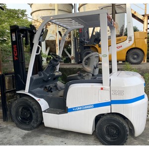 Chariot élévateur diesel TCM FD25, capacité 2500 kg, technologie japonaise, force de levage élevée, mât 3-4,5 m, manutention de matériaux lourds - Product Image 2