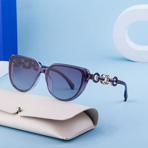 Gafas de Sol Cat Eye Fy-99114dp para Mujer, Montura de PC, Lentes Tácticas con Protección UV400, Diseño de Cadena a la Moda, Estilo Urbano, Embalaje en Bolsa - Product Image 1