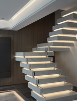 Escalier contemporain en pierre empilée, marches en pierre frittée et bois massif, design artistique pour usage résidentiel