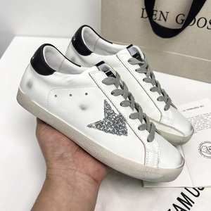 Zapatillas Blancas de Cuero Estilo 2026 - Zapatos Planos Casuales para Mujer, Zapatos con Efecto Desgastado para Hombre, Zapatos con Forma de Estrella, Zapatos para Pareja - Product Image 3
