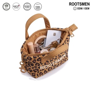 Mini pochette matelassée en nylon à imprimé léopard, porte-clés, breloque de sac, fermoir mousqueton, poignées souples, porte-monnaie zippé, logo personnalisé OEM - Product Image 1