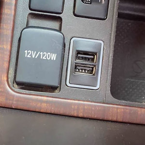 Cargador <span class=keywords><strong>USB</strong></span> Dual para teléfono móvil, adaptador de carga rápida, accesorios de coche para Toyota Camry Corolla Yaris Highlander Prado RAV4 - Product Image 1