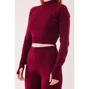 Conjunto de suéter tejido elegante para mujer, top corto color borgoña y pantalones de cuello alto, manga larga, ajuste acanalado, elástico, de spandex y poliéster. - Product Image 1
