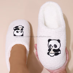 Nouvelles idées de produits : Pantoufles d'intérieur pour femmes avec semelle en TPR, dessus en peluche, pantoufles plates pour femmes à prix avantageux - Product Image 2