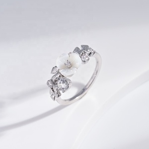 Anillo de plata de ley 925 con piedras preciosas para mujer, anillo de moda con circonita cúbica, ajustable, vintage, con diseño de flor delicada. - Product Image 1