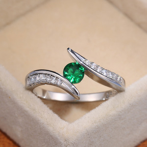 Anello Rotondo con Zirconi da Donna, Elegante e Minimalista, con Micro Pavé, Versatile per l'Uso Quotidiano e da Viaggio, Gioiello di Tendenza - Product Image 1