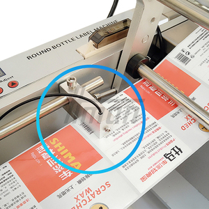 Machine d'étiquetage semi-automatique électrique pour l'application d'étiquettes sur les bouteilles et les boîtes de conserve pour les boissons, le miel, l'essence, les liquides, les assaisonnements - Product Image 3
