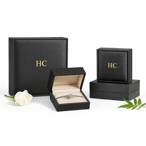 Boîte à bijoux de collection personnalisée en similicuir rigide à charnière avec insert en microfibre et logo personnalisé en relief – Vente en gros - Product Image 2