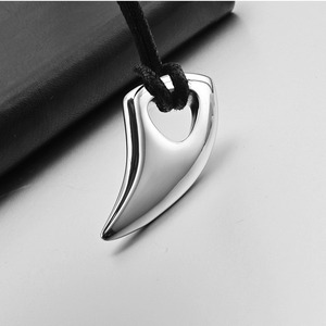 Pendentif en acier titane finition miroir, design minimaliste, motif dents de loup, pendentif personnalisé corne de taureau pour homme, vente en gros. - Product Image 3