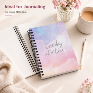 Quaderno <span class=keywords><strong>a</strong></span> <span class=keywords><strong>Spirale</strong></span> A5 Personalizzato con Logo Stampato in Argento e Citazione Ispirazionale 'Una Giornata alla Volta', 80 Fogli, Diario di Scrittura per Regalo - Product Image 5