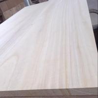 Bois de Paulownia naturel blond décoloré, panneau à jointures, ultra léger, pour la fabrication de volets de plantation, de persiennes et de stores.