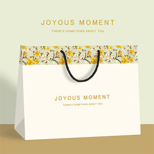 Nouveau petit design simple frais entièrement personnalisé sac cadeau en papier exquis shopping de vacances vêtements options personnalisables disponibles - Product Image 3