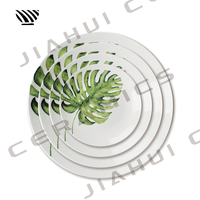 Collection d'assiettes en porcelaine exquise inspirée de Monstera avec des détails de feuilles vertes luxuriantes