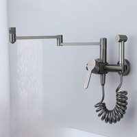 Robinet de cuisine mural télescopique et pliable 2026 en acier inoxydable brossé à double poignée, avec valve en céramique, design moderne et rotatif