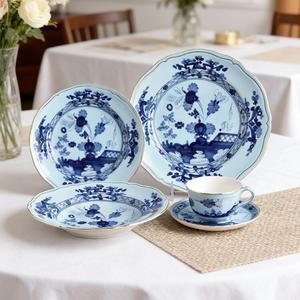 Service de table en porcelaine bleu rétro à motifs floraux, vaisselle vintage à fleurs, assiettes à dessert et plats - Product Image 5