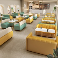Ensemble de restaurant en parfait état, comprenant plusieurs canapés et banquettes colorés pour les négociations commerciales