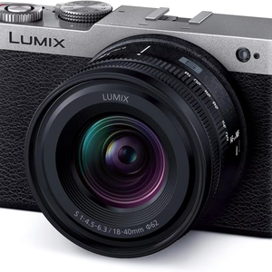 Appareil photo hybride plein format Panasonic LUMIX S9 avec objectif S 18-40 mm F4.5-6.3, (argent) DC-S9NS (modèle international) - Product Image 1