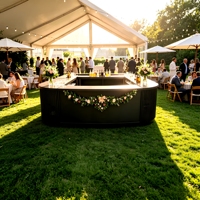 Comptoir de bar personnalisé moderne pour la location de mariages et d'événements, en bois cannelé en forme de U, avec plusieurs modules et un grand espace de rangement