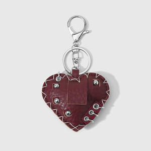Porte-clés vintage en cuir rouge/vin noir style industrie lourde avec rivets, pendentif de sac - Product Image 6