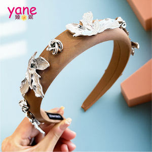 عصابة رأس معدنية وفضية ساتان واسعة بتصميم عصري من الساتان للنساء - Product Image 5