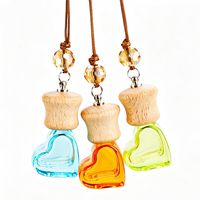 Vente en gros de flacons diffuseurs d'arômes pour voiture suspendus, colorés, de 6 ml, en forme de cœur, flacons de parfum pour voiture vides avec bouchon à vis