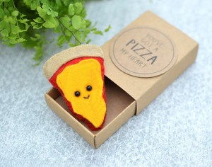 Tranche de pizza en feutre, cadeau dans une boîte d'allumettes, fait à la main avec une carte amusante et un jeu de mots, cadeau unique pour la Saint-Valentin, cadeau d'amour mignon pour elle ou lui - Product Image 5