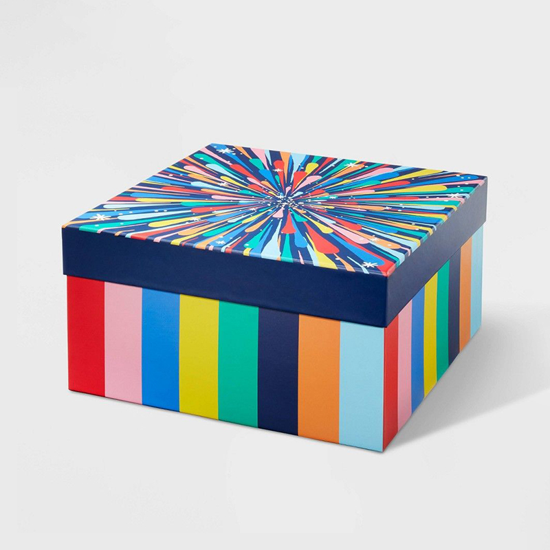Caja de cartón con tapa de color a rayas verticales