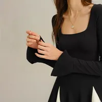 Robe Courte Femme Bicolore Noir et Blanc avec Col Carré, Manches Longues, Taille Haute et Coupe Trapèze – Idéale pour Fêtes, Vente en Gros ODM