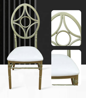 Chaise d'événement en métal doré et argenté avec dossier découpé en anneau concentrique, pieds à tiges et assise rembourrée blanche douce – Mobilier de fête