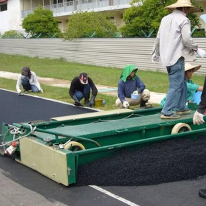 Máquina de pavimentación de 1,5 m y 2,5 m para <span class=keywords><strong>campos</strong></span> deportivos de pista de correr y pavimentadora de gránulos de goma para suelos de juegos - Product Image 1