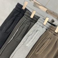 Pantalon de survêtement en molleton de coton 430 g/m² de haute qualité, avec patch asymétrique et bords bruts, coupe droite, vierge, pour homme