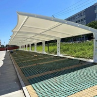 Structure de membrane tendue résistante au vent pour abri de stationnement