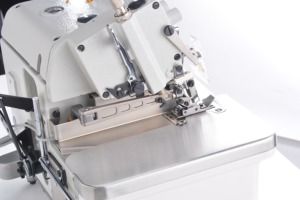 Machine à surjeter industrielle à 4 fils RONMACK RM-NS-4D avec moteur à entraînement direct, neuve, pour usage domestique - Product Image 4