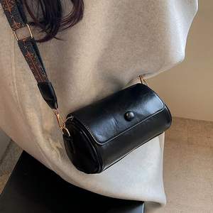 กระเป๋าสะพายข้างหนัง PU สำหรับผู้หญิง สายสะพายไหล่กว้างปรับได้ สไตล์เรโทรสุดฮิต ทรงกระบอกเล็ก กระเป๋าสะพายทรง Messenger - Product Image 2