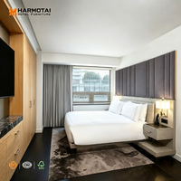 Ensemble de meubles de chambre d'hôtel moderne avec tête de lit capitonnée, table de chevet en contreplaqué sur mesure et armoire pour appartement 5 étoiles