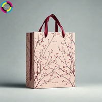 Sac fourre-tout en papier kraft de luxe avec poignée en ruban et impression de logo personnalisé pour le shopping et l'emballage de cadeaux
