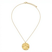 Collier pendentif disque martelé doré avec chaîne à maillons, bijou tendance pour le quotidien