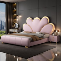 Ensemble de meubles de chambre à coucher de luxe moderne, lits doubles en cuir souple, lits king-size avec bordure en métal, acier inoxydable, bois, pour la maison, la chambre, l'hôtel