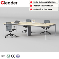 Table de conférence en chêne clair avec pieds en métal, tour de câblage central et gestion des câbles pour grande salle de réunion