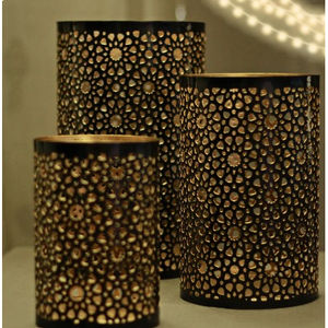 Juego de Portavelas Huricane de Latón Antiguo Hecho en India con Recubrimiento de Color, Estilo Moderno, en Venta - Product Image 5