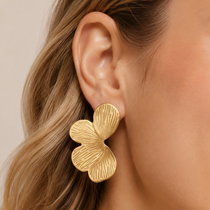 Boucles d'oreilles en acier inoxydable plaqué or en forme de feuille de Ginkgo, bijoux élégants en forme de feuille florale pour femmes - Product Image 4
